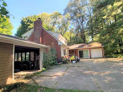 3959 S Ellamae Oakland, MI 48363