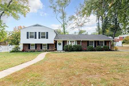 952 Bridgeport Dr Ballwin, MO 63011