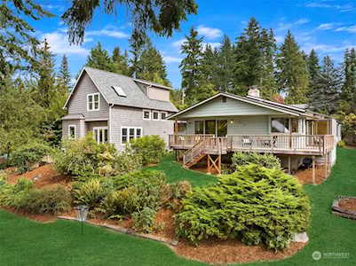 1025 Lovell Ave NW Bainbridge Island, WA 98110