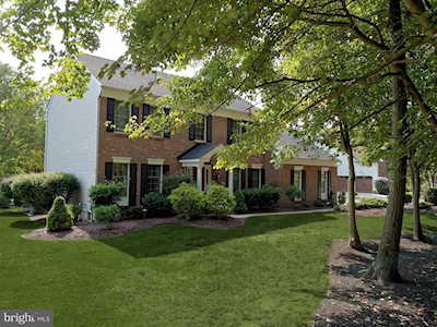 4 Canterbury Dr Robbinsville, NJ 08691