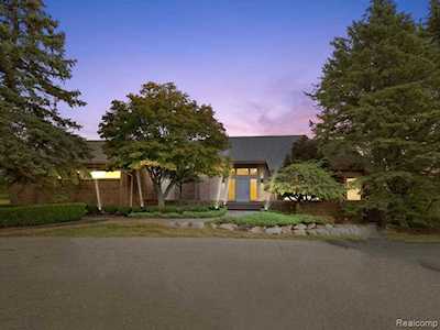 3315 Montmarte West Bloomfield, MI 48323