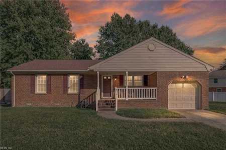 17 Phyllis Ln Hampton, VA 23666