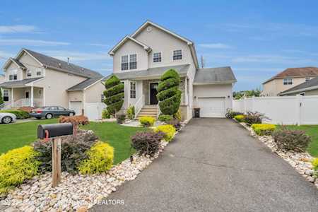 8 Naples Ave Cliffwood, NJ 07721
