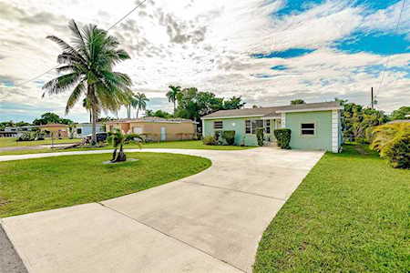 260 NW 146th St Miami, FL 33168
