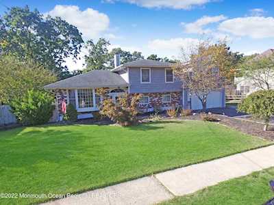 51 Arlyn Dr Howell, NJ 07731