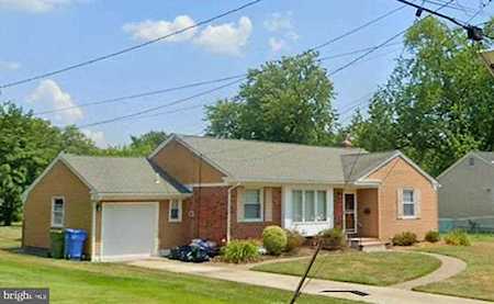 27 Kenwood Dr Cherry Hill, NJ 08034
