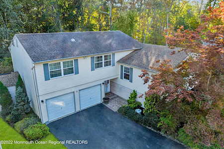 18 James Hollow Ct Howell, NJ 07731