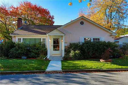 49 Maplecrest Ave North Providence, RI 02911