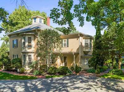 7 Crescent St Wellesley, MA 02481