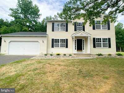18 White Pine Dr Medford, NJ 08055