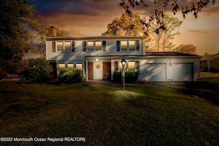 4 Gawain Dr Manalapan, NJ 07726