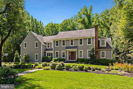 8 Pepperbush Ln Moorestown, NJ 08057