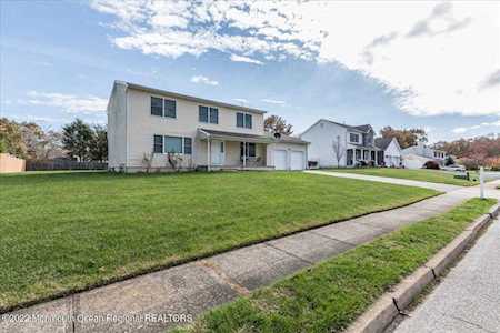 54 Pelican Dr Bayville, NJ 08721