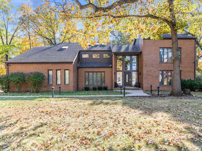 250 Lakewood Circle Burr Ridge, IL 60527