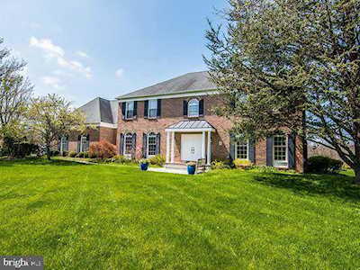 8 Hart Ct Titusville, NJ 08560