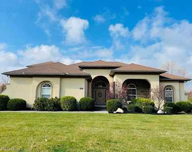2418 Deerfield Dr Avon, OH 44011