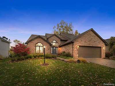 1698 E Farnborough Rochester Hills, MI 48307