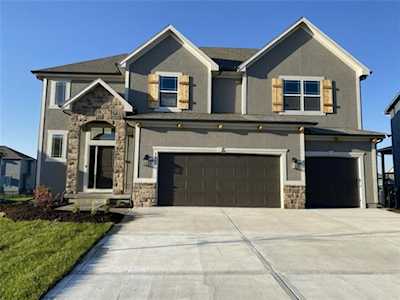 1812 NE Ravenwood Dr Lees Summit, MO 64086