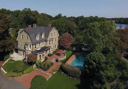219 Lake Ave Newton, MA 02461
