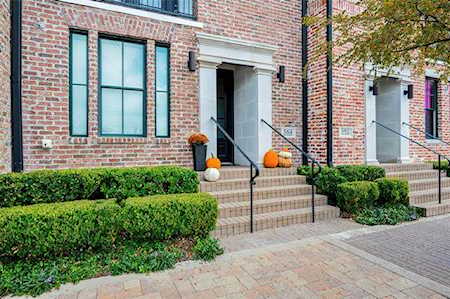 584 S Pearl Expressway Dallas, TX 75201