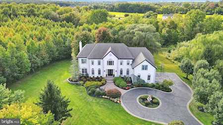 725 Bentley Ct Moorestown, NJ 08057
