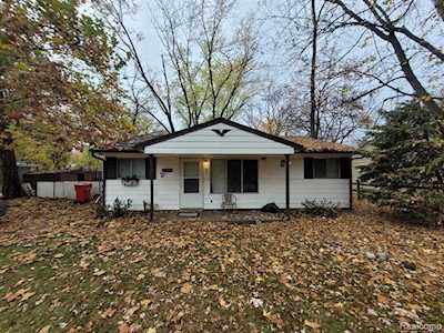 23245 Helen Southfield, MI 48033