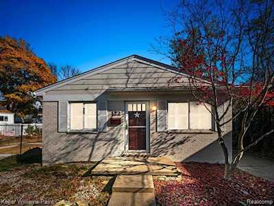 122 N Helen Rochester, MI 48307