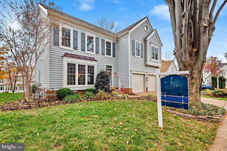 2702 Courthouse Oaks Rd Vienna, VA 22181