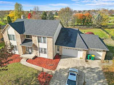 10722 E Wentworth Dr E Naperville, IL 60564