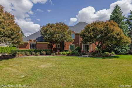 5744 Kirkridge Oakland, MI 48306
