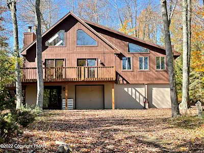 48 Bender Rd Gouldsboro, PA 18424