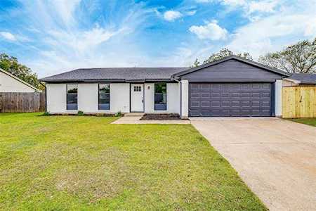 5724 Twin Oaks Drive Haltom City, TX 76148