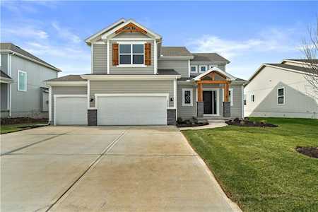3120 SW Arbortree Dr Lee's Summit, MO 64082