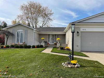 415 Rolling Green Rochester Hills, MI 48309