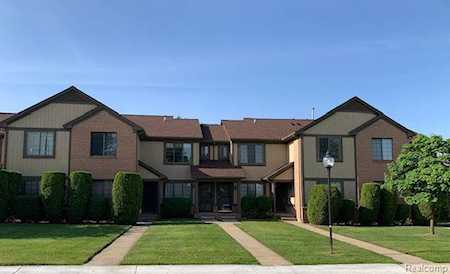 1575 Meadow Side Dr Rochester Hills, MI 48307
