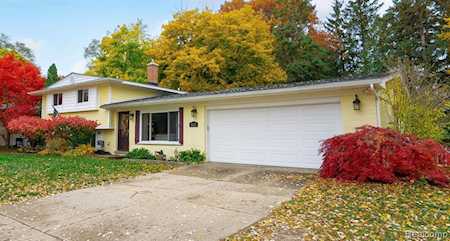 8651 Palomino Dr Commerce Twp, MI 48382