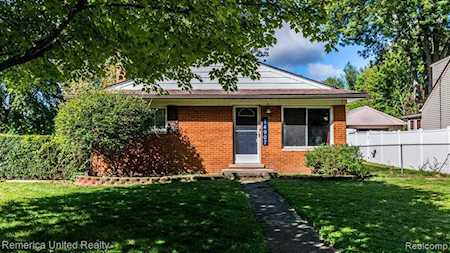 14907 Sunbury St Livonia, MI 48154