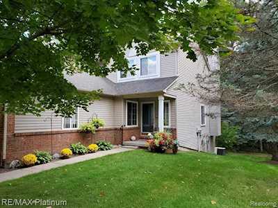 2500 Woodcliff Trl Hartland Twp, MI 48353