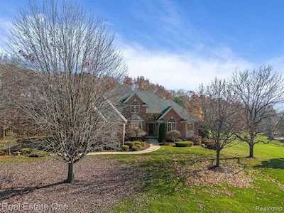 4641 Green Meadow Rochester, MI 48306