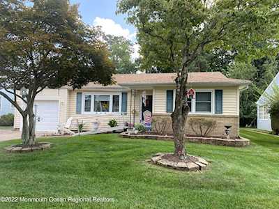 63 Whitmore Dr Toms River, NJ 08757