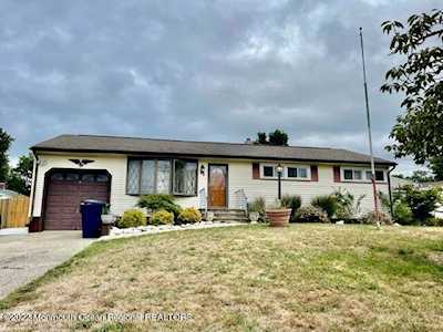 11 Lynn Dr Neptune Township, NJ 07753