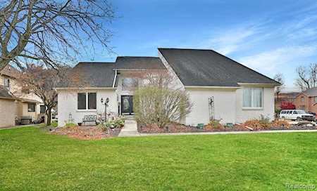16946 Huntington Woods Macomb, MI 48042