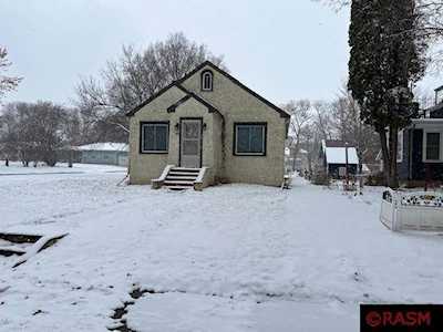 602 Hennepin St North Winthrop, MN 55396