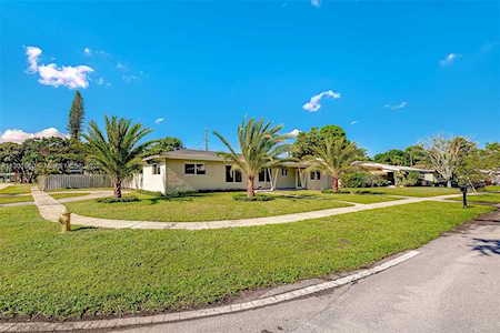 849 Fairway Dr Plantation, FL 33317