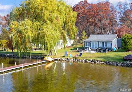 1605 Shoreline Dr Hartland Twp, MI 48353