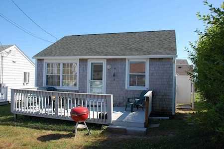 6 Guenther Ct Narragansett, RI 02882