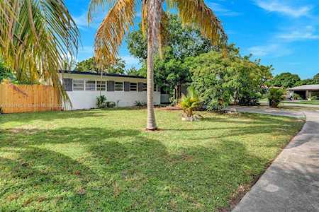 19530 NW 1st Ave Miami Gardens, FL 33169