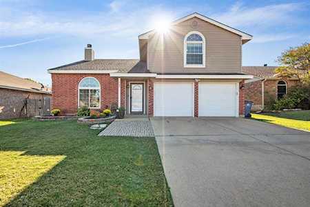 737 Crestmont Drive Burleson, TX 76028
