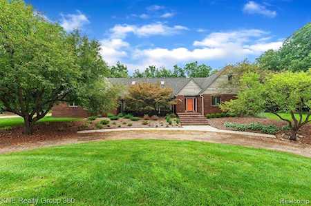 989 Irish Tara Ln Milford Twp, MI 48380