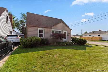 24802 Wilmot Ave Eastpointe, MI 48021